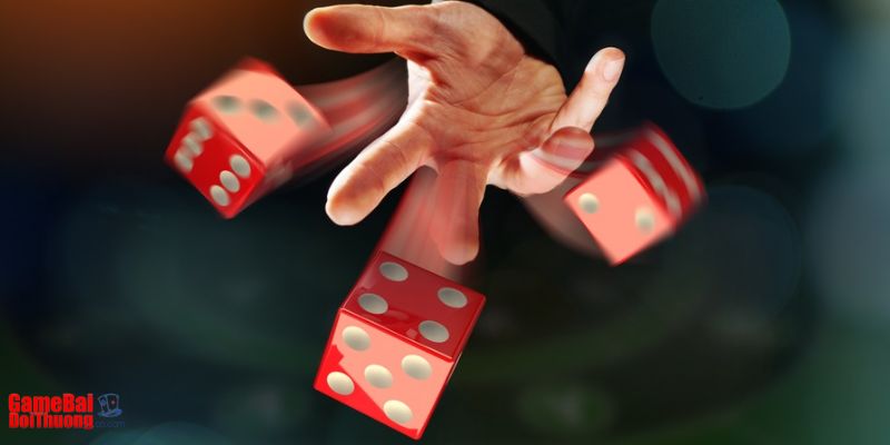 Trò chơi sử dụng 3 viên xúc xắc để người chơi đặt cược và quyết định kết quả Trò chơi sử dụng 3 viên xúc xắc để người chơi đặt cược và quyết định kết quả